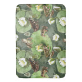 Frösche - grüne und weiße Wasserlilien Badematte (Vorderseite Vertikal)