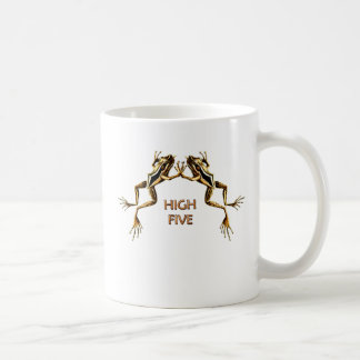 Frösche mit hohen fünf Tasse