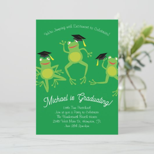 Frösche Vorschulabsolventen Einladung (Stehend Vorderseite)