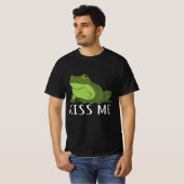 Froschgeschenk - Kiss Me - Bug Catcher Toad Design T-Shirt (Vorne ganz)