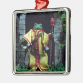 Froschsorzerin aus Bluttee und rotem String Ornament Aus Metall (Links)