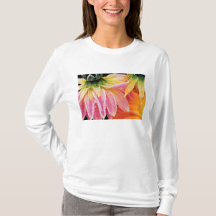 Frost auf den letzten Blüten des Herbstes - Dahlie T-Shirt