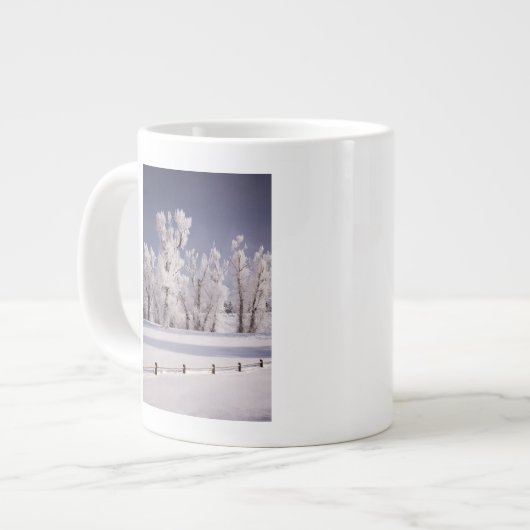 Frost bedeckte Bäume und Zaun, Colorado Jumbo-Tasse (Vorderseite Links)