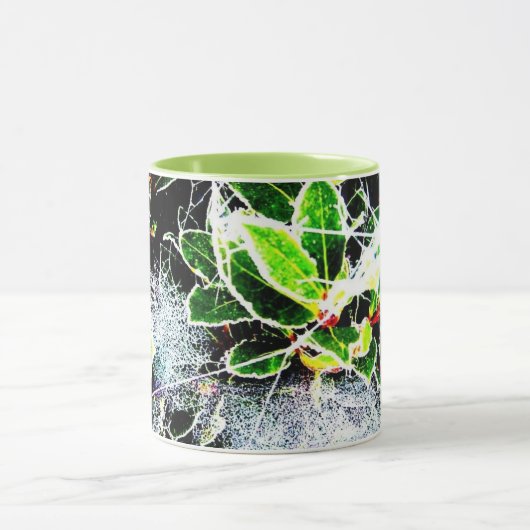 Frost umfaßte Stechpalmen- und Tasse (Zentrum)