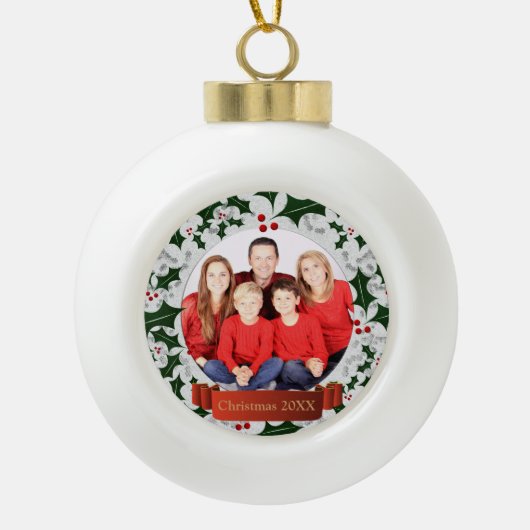 Frost und Stechpalmewreath-Foto-Rahmen Keramik Kugel-Ornament (Vorderseite)