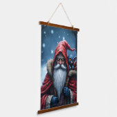 Frostbite Santa und sein Schabernack-Elf. Wandteppich Mit Holzrahmen (Gewinkelt)