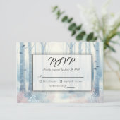 Frosted Blue Birch Forest Wedding RSVP Karte (Stehend Vorderseite)