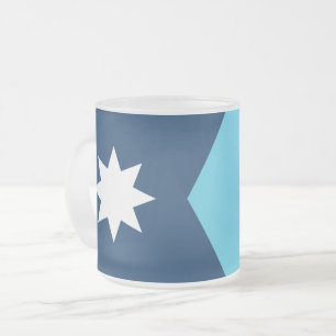 Frostierter kleiner Glaskrug mit Flagge von Minnes Mattglastasse