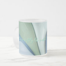 Frostiertes Glasmug in stilvollem Grafikdesign