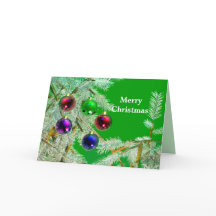 Frostige Baumzweige und Ornamente auf Grün