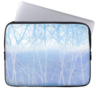 Frostige nebelige Bäume Baby Blau Laptopschutzhülle