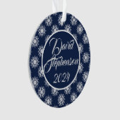 Frostige Schneeflocken am Mitternachtshimmel Ornament (Vorderseite)