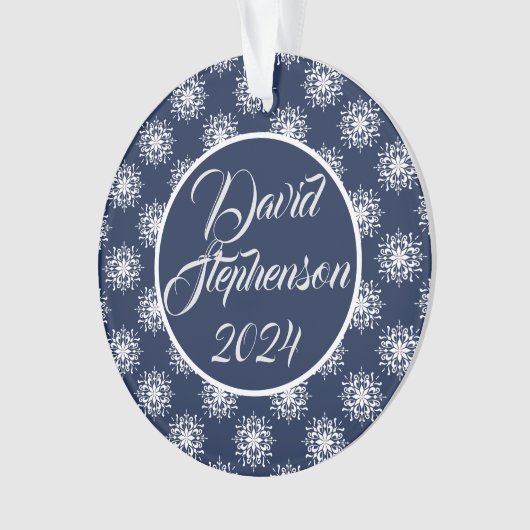 Frostige Schneeflocken am Mitternachtshimmel Ornament (Vorderseite)