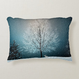Frostiger Baum am Abend Dekokissen