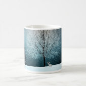 Frostiger Baum am Abend Kaffeetasse (Mittel)