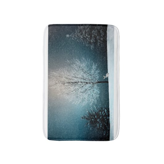 Frostiger Baum im Abend Badematte (Vorderseite Vertikal)