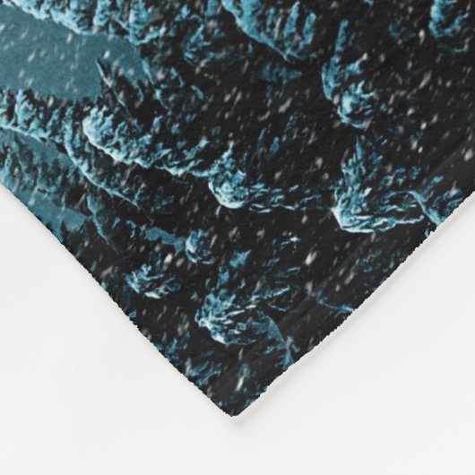 Frostiger Baum im Abend Fleecedecke (Ecke)