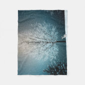 Frostiger Baum im Abend Fleecedecke (Vorderseite)