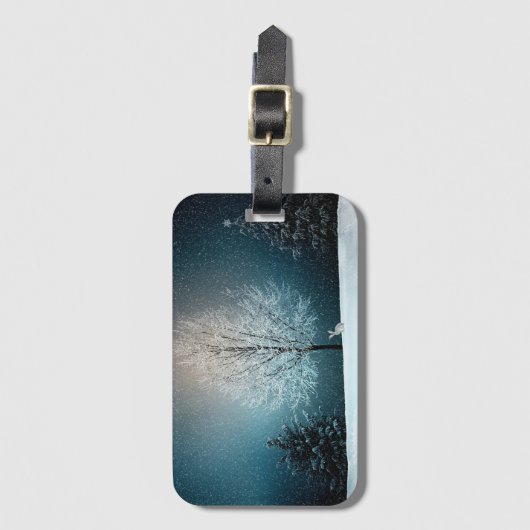 Frostiger Baum im Abend Gepäckanhänger (Vorderseite Vertikal)