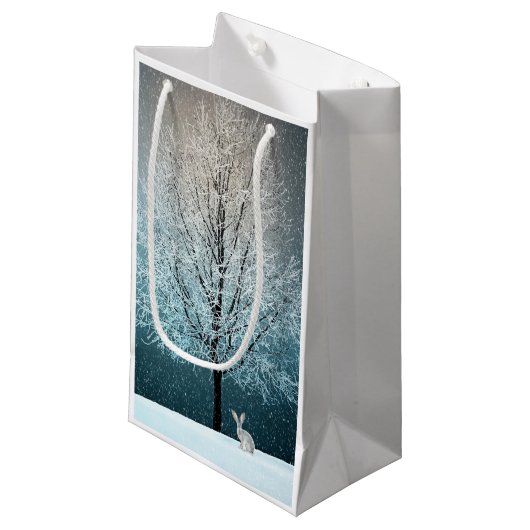 Frostiger Baum im Abend Kleine Geschenktüte (Vorderseite Schrägansicht)