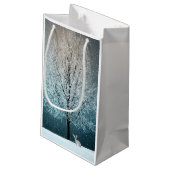 Frostiger Baum im Abend Kleine Geschenktüte (Rückseite Schrägansicht)