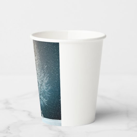 Frostiger Baum im Abend Pappbecher (Links)