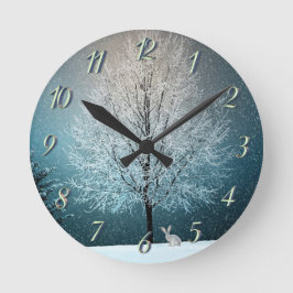 Frostiger Baum im Abend Runde Wanduhr