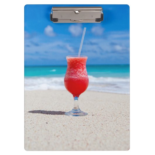 Frostiger Strawberry Drink am Strand Klemmbrett (Vorderseite)