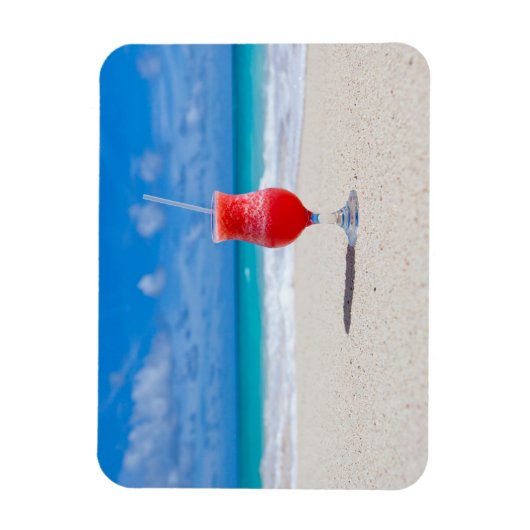 Frostiger Strawberry Drink am Strand Magnet (Vertikal)