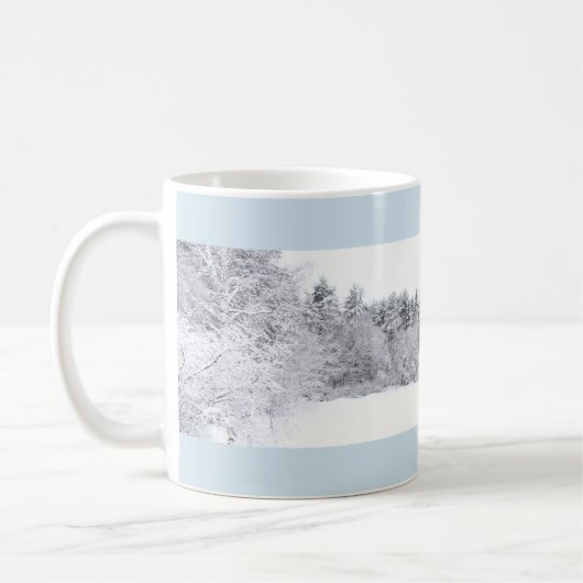 Frostiger Winterwald und Frostteich Panorama Kaffeetasse (Links)