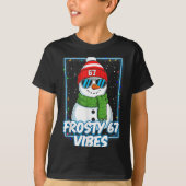 Frosty 67 Vibes Cool Snowman Christmas Tee (Vorderseite)