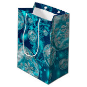 Frosty Blue Snowflake Bubbles Holiday Mittlere Geschenktüte (Rückseite Schrägansicht)