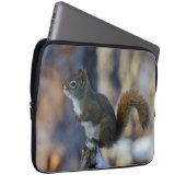 Frosty Forager: Kanadisches Winter-Eichhörnchen Laptopschutzhülle (Vorne Rechts)