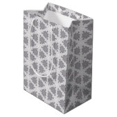 Frosty Grey White Grid Mittlere Geschenktüte (Rückseite Schrägansicht)