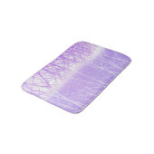 Frosty Misty Trees in Lilac Lavender Badematte (Schrägansicht)
