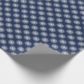 Frosty Snowflake Design on a Midnight Blue Sky Geschenkpapier (Ecke)