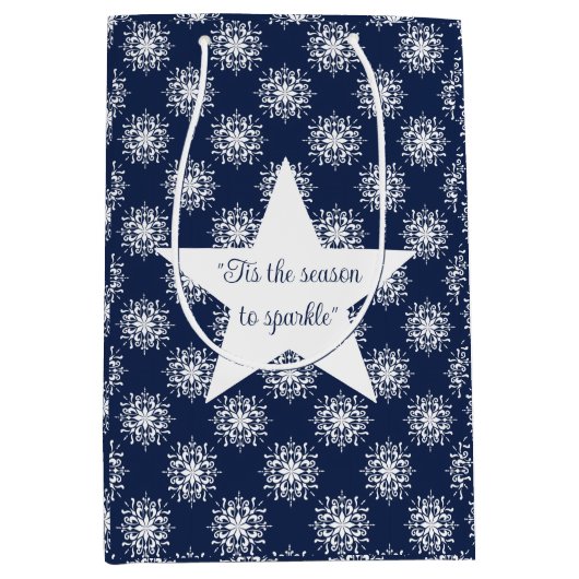 Frosty Snowflake Design on a Midnight Blue Sky Mittlere Geschenktüte (Vorderseite)