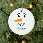 Frosty the Snowman Confuse Face Keramik Ornament<br><div class="desc">Dieses frostige Design erinnert uns daran,  dass das Unerwartete in Ordnung ist und die Magie der Saison auch im Winterwunderland noch hell leuchtet,  selbst bei Verwirrung.</div>