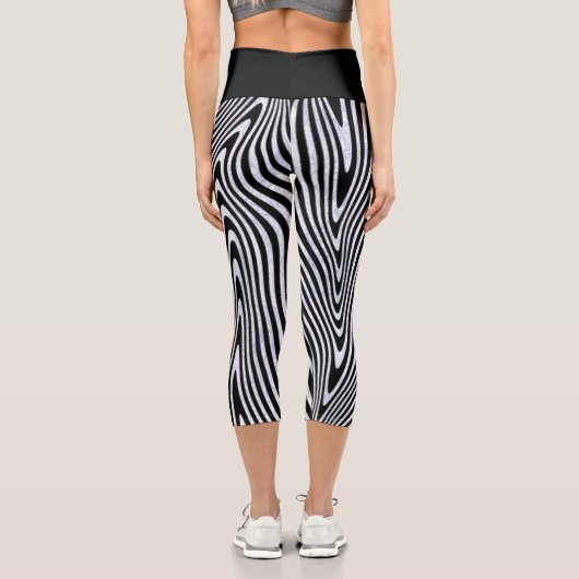 Frosty Zebra Stripes Capri Leggings (Rückseite)