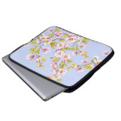 Früchte blühender Apfel- oder Kirschbäume auf der Laptopschutzhülle (Vorne Knopf)