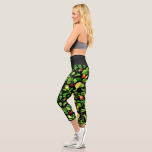 Früchte-Muster auf schwarzem Hintergrund Capri Leggings