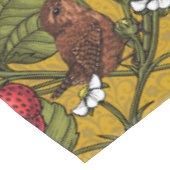 Früchte und Erdbeeren auf Mustrard Tischdecke (Schrägansicht)