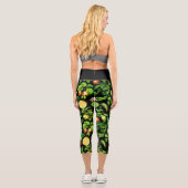 Fruchtmuster auf schwarzem Hintergrund Capri Leggings (Rückseite)