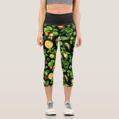 Fruchtmuster auf schwarzem Hintergrund Capri Leggings (Vorderseite)