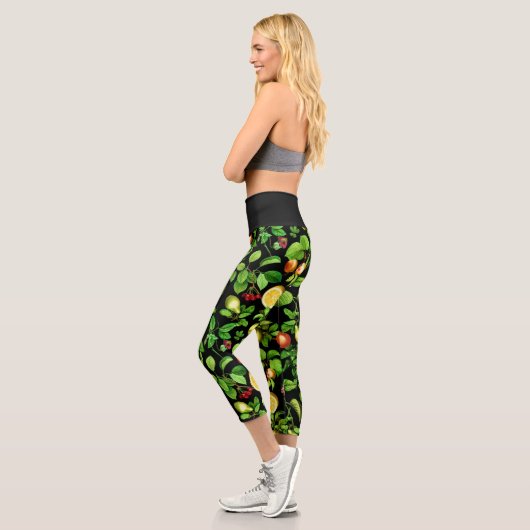 Fruchtmuster auf schwarzem Hintergrund Capri Leggings (Links)