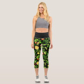 Fruchtmuster auf schwarzem Hintergrund Capri Leggings (Vorderseite)