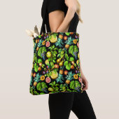 Fruchtmuster auf schwarzem Hintergrund Tasche (Von Nahem)