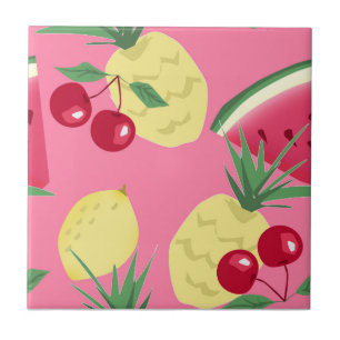 Fruchtsäfte auf rosafarbenem Hintergrund. Fliese