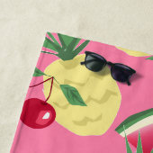Fruchtsäfte auf rosafarbenem Hintergrund. Strandtuch (Beispiel)
