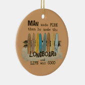 Früher Mann-surfender Spaß mit Longboards Keramik Ornament (Rechts)